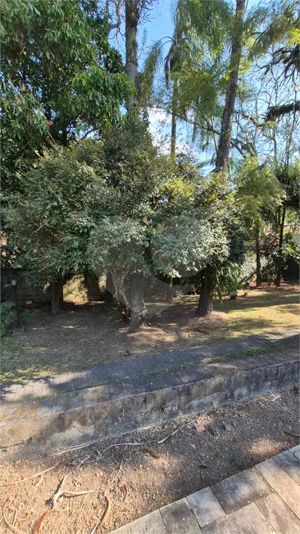 Casa com Piscina, Sauna e Edícula em Rua Arborizada no Tremembé