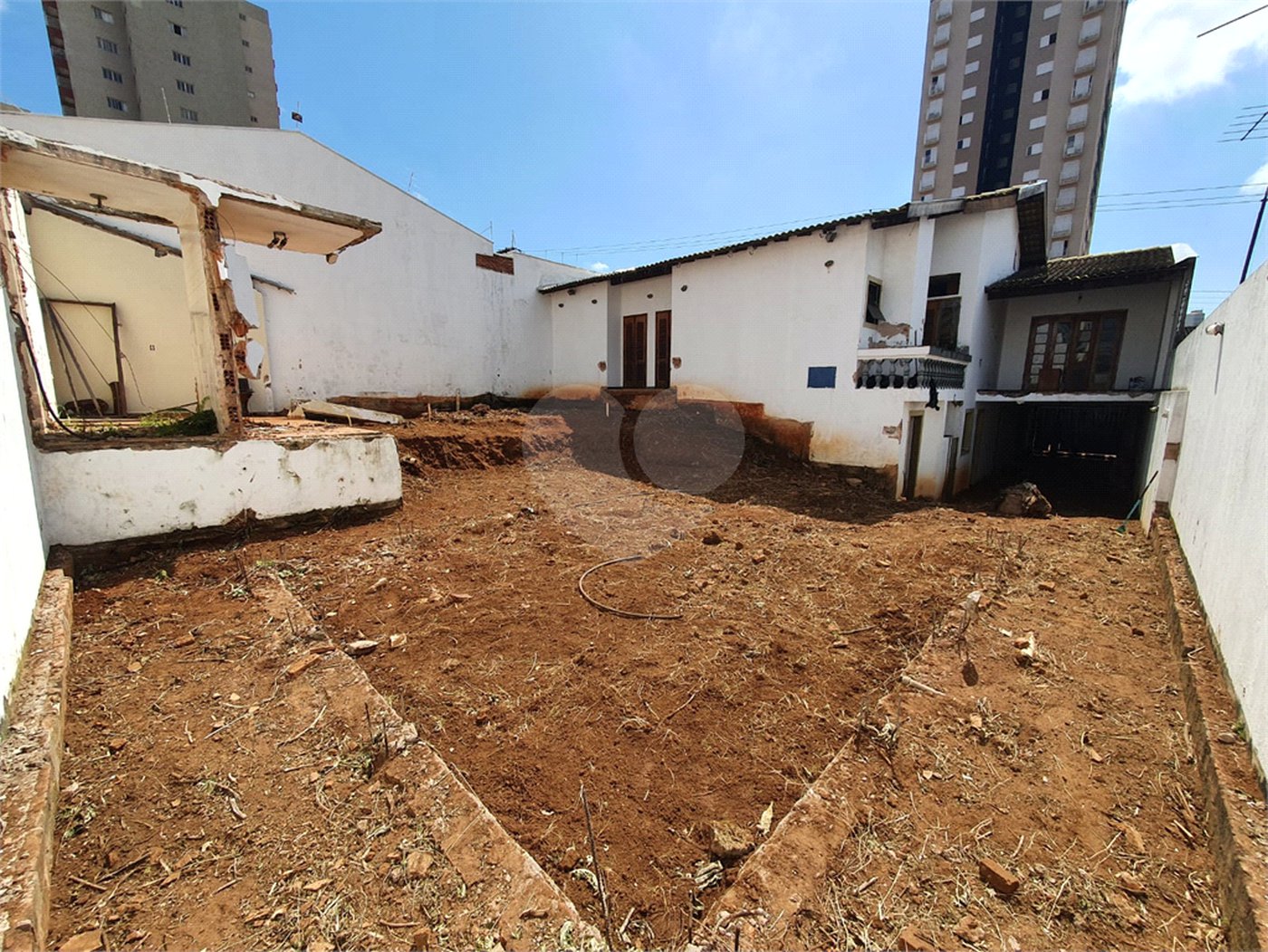 Casa térrea com 5 dormitórios, sendo 2 suítes.