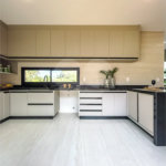 Indaiatuba - Condomínio Milano - Sobrado - 350 m² de terreno - 240 m² de área construída - 4 vagas de garagem, sendo 2 cobertas - Salas de estar e jantar integradas - 3 suítes com closet e varanda no pavimento superior - Escritório no térreo - Espaço gourmet com churrasqueira - Banheiro externo