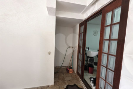 Casa térrea à venda no Douradinho com 2 quartos e edícula com mais dois quartos e 2 banheiros.