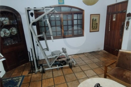 Casa à venda na Vila Mariana de 300 metros quadrados, com 3 dormitórios, 1 suíte e 2 vagas.