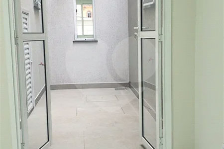 Sobrado novo com 3 suítes, 4 vagas, espaço gourmet com churrasqueira, jardim de inverno e acabamento premium. Conforto, modernidade e sofisticação.