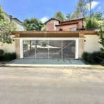 Magnífica Casa Contemporânea na Fazendinha - 4dorms | 3 Suites | Gourmet, piscina, lareira, hóspedes, escritório! Muito Verde e Tranquilidade em um dos melhores condominios da Região .