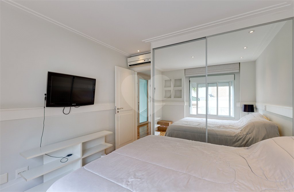Casa à venda com 4 quartos, sendo 2 suítes, no condomínio Bristol Village, São Paulo - SP