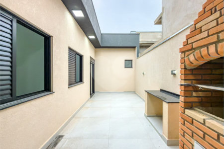 Indaiatuba - Jardim Bom sucesso - Área total: 150m² - Área construída: 115m² - 3 dormitórios sendo 1 suíte com armário planejado;Sala para dois ambientes; Banheiros com box gabinetes e espelhos; Área gourmet com churrasqueira a carvão e móveis planejados; Lavanderia coberta; Ar condicionado na sala