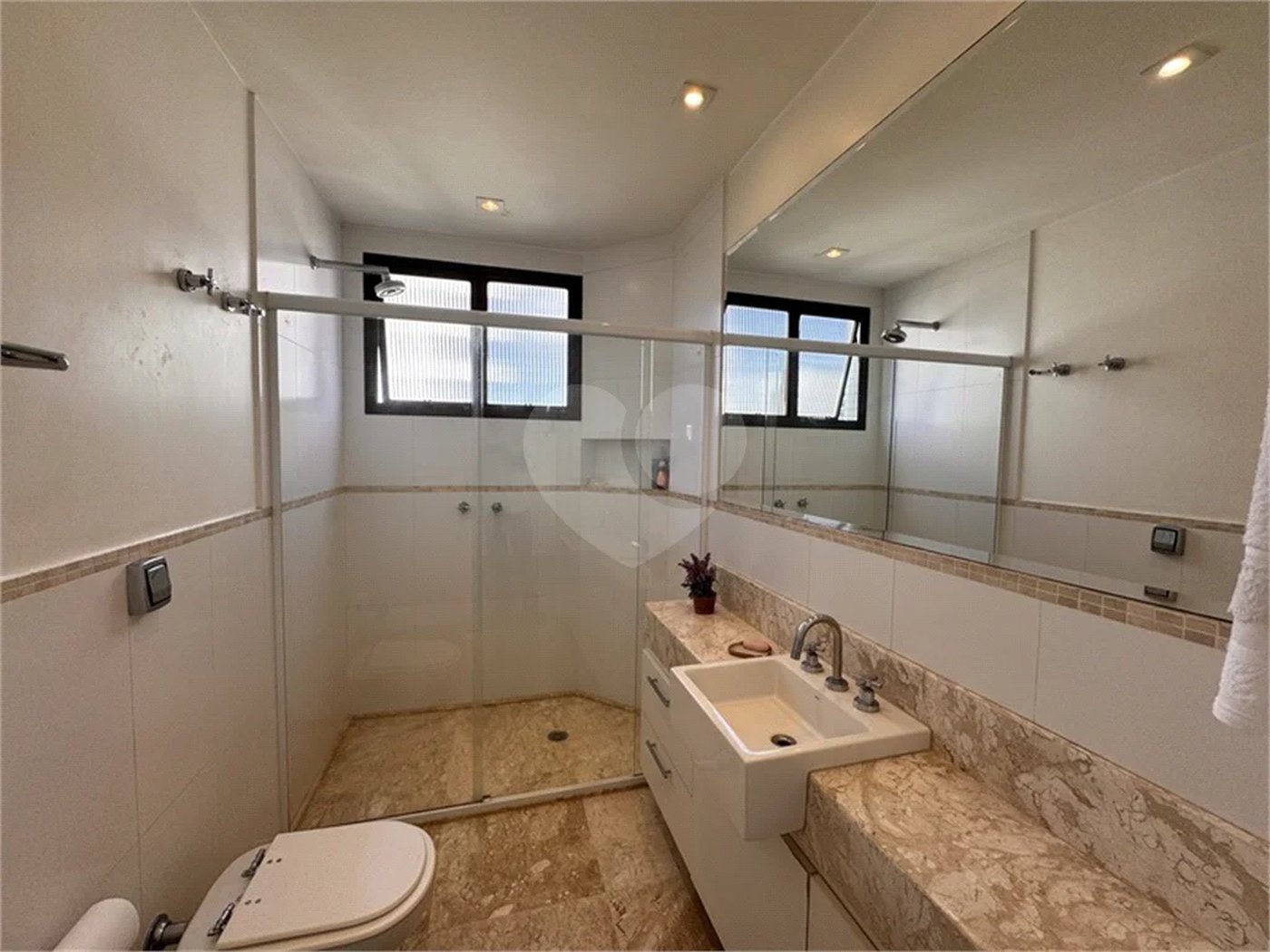 Higienópolis: Apartamento de 350 m2, 4 suítes, 5 vagas.