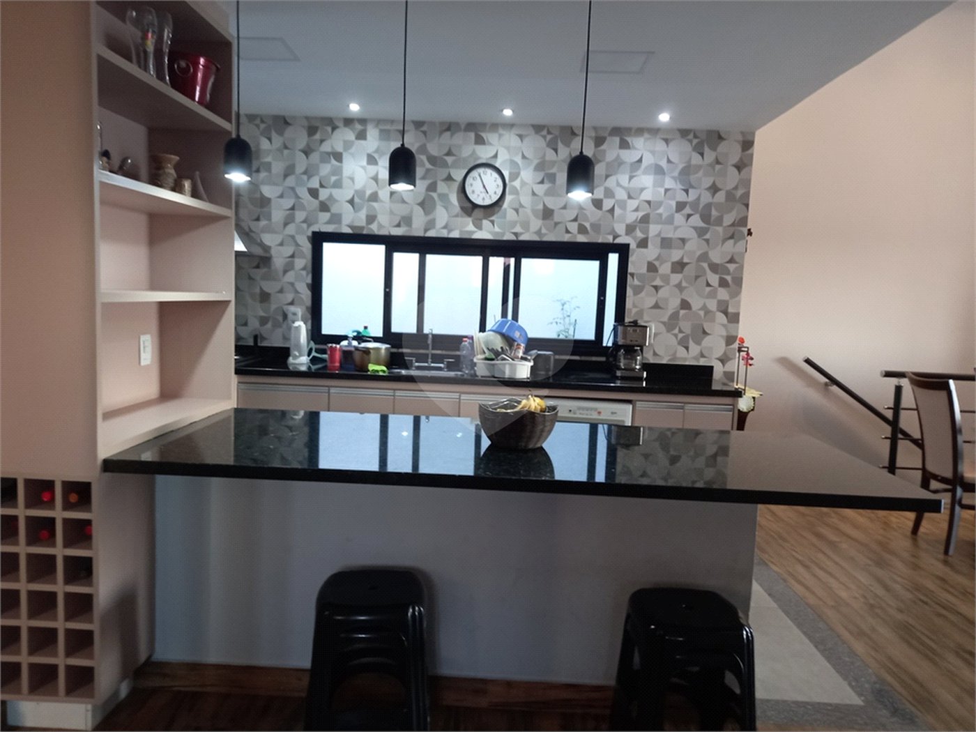 Sobrado à venda com 5 quartos, sendo 3 suítes, em Residencial Jatobás, Louveira, SP