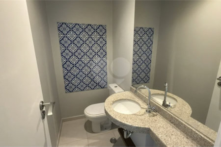 Apartamento de 155 m² com 4 dormitórios, varanda e 2 vagas de garagem. Condomínio com piscinas adulto, infantil e aquecida, lazer e portaria 24 horas.