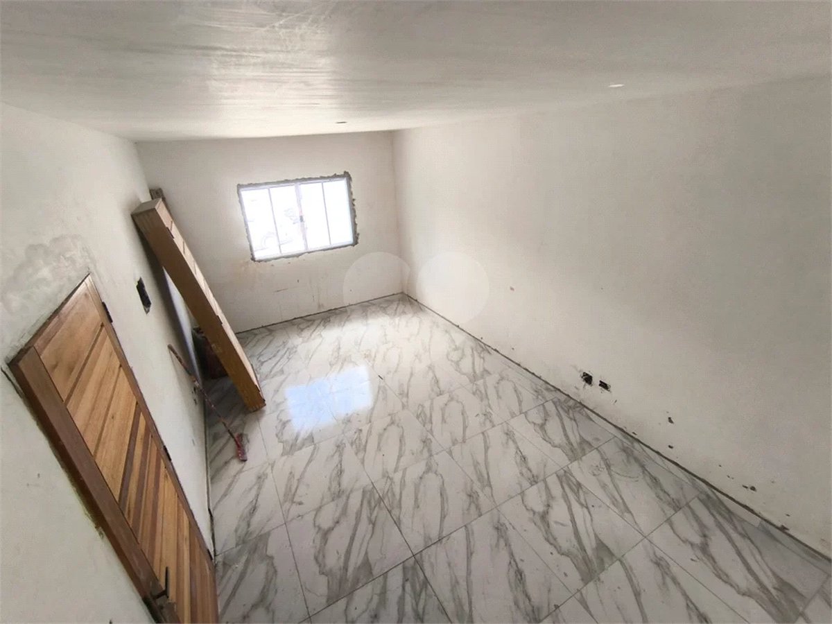 Sobrado Novíssimo à Venda – 3 Dormitórios, Suíte, Quintal e 6 Vagas – 132m² de Terreno