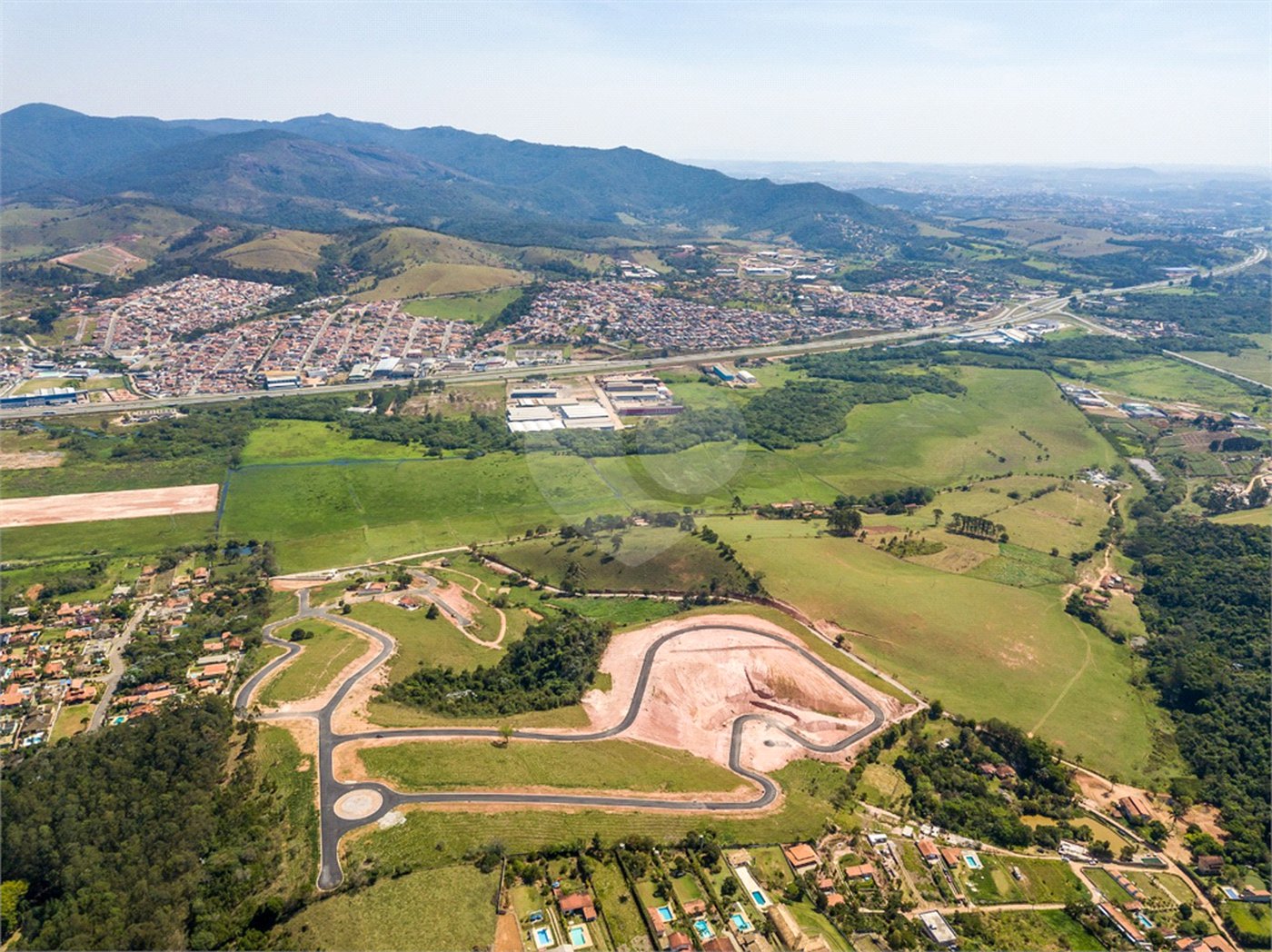 Terrenos a partir 300 metros em condomínio fechado e pronto para construir, aceita financiamento