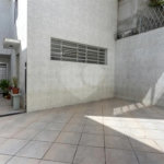 Sobrado no Jabaquara com 280m², 3 dormitórios, quintal amplo, varanda e 3 vagas de garagem.