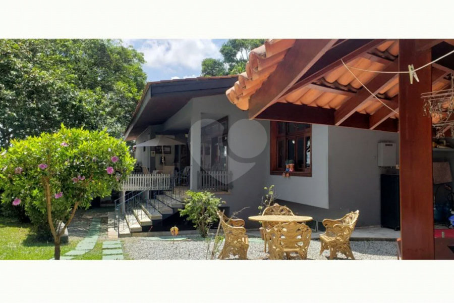 Excelente Casa a venda em Interlagos. Venha conferir.