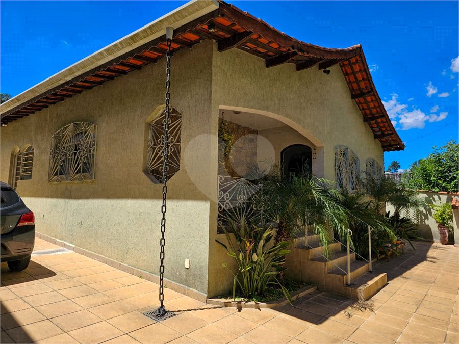 Casa térrea em Atibaia com 3 dormitórios (2 suítes), piscina, espaço gourmet, condomínio fechado