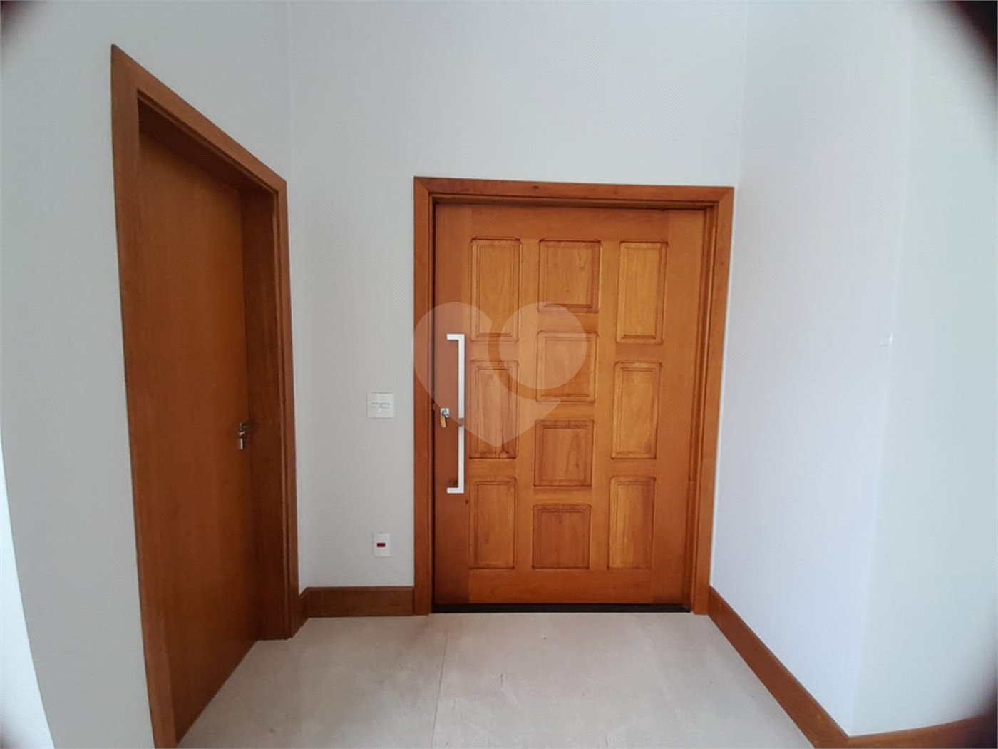 Belíssima Casa à Venda no Condomínio Damha IV
