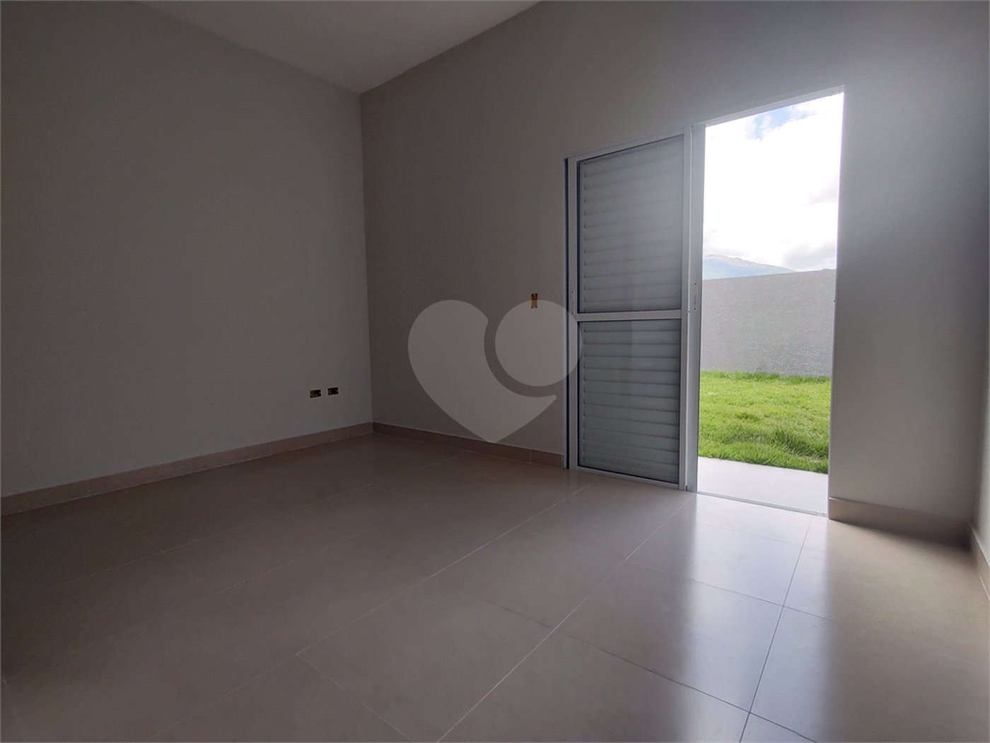 Casa térrea em Atibaia com 3 suítes, sala 2 ambientes, 2 vagas garagem, excelente localização, pronta para morar