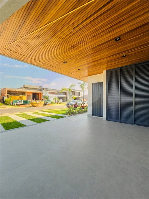 Indaiatuba - Condominio Villa Sapezal - 318 m² de Terreno - 230 m² de Área Construída - 3 suítes, sendo 1 Master com closet planejado - Sala de TV - Sala de estar integrada à Sala de jantar - Cozinha com móveis planejados - Despensa - Escritório planejado - Lavabo - Piscina com preparação para aquec