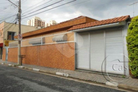 Casa térrea com salas comerciais em anexo à venda na região da Moóca