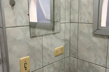 São Paulo - Capital - Bairro Santa Cruz - R4 495.000,00 - Aceita permuta por imóvel na cidade de Indaiatuba- Sp - Sobrado em rua residencial sem saída e com praça particular. O imóvel possui 2 quartos — 1 suíte com dois ambientes e acesso a hall externo. Sala ampla, cozinha com dois ambientes