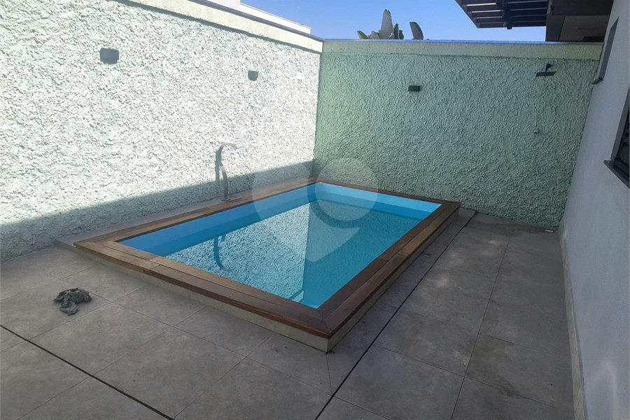 casa térrea, recém construida, 3 dormitórios sendo 1 suíte, 2 vagas de garagem, piscina e espaço gourmet