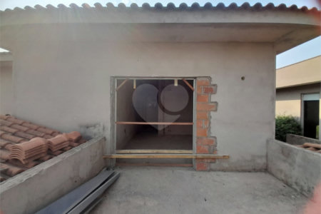 Casa em Construção com Área Gourmet e Piscina no Condomínio Damha II