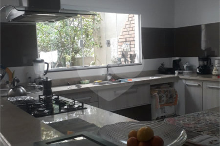 Sobrado à Venda no Condomínio Picollo Villagio com mobilha