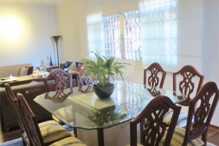 Casa térrea à venda na Saúde c/ 170m2 de construção - 3 Quartos/1 Suíte/4 Vagas na garagem