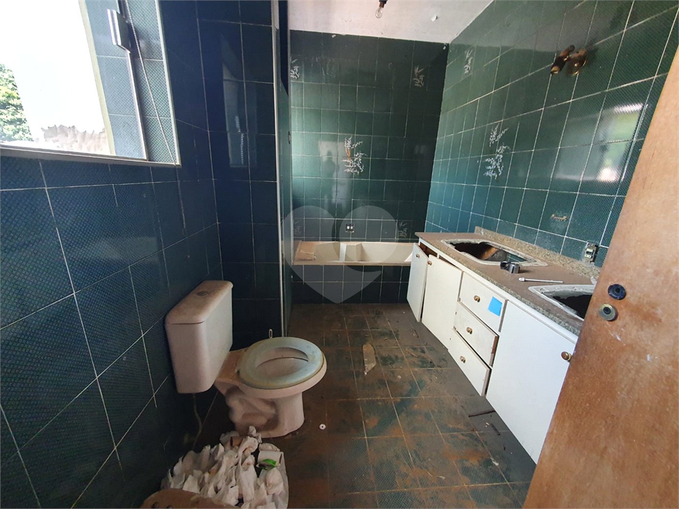 Casa térrea com 5 dormitórios, sendo 2 suítes.