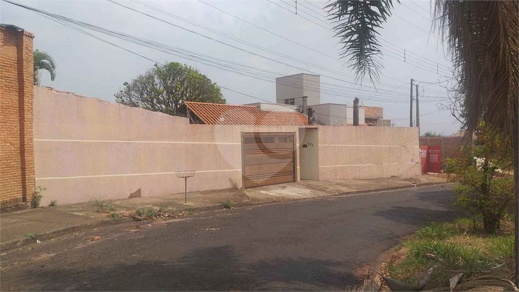 Casa térrea para venda em Araraquara/SP.
