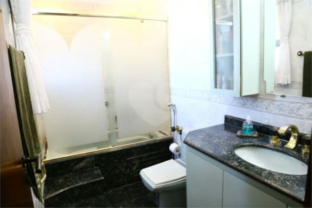 Apartamento à venda com 3 quartos, sendo 1 suíte, e 4 banheiros no total.