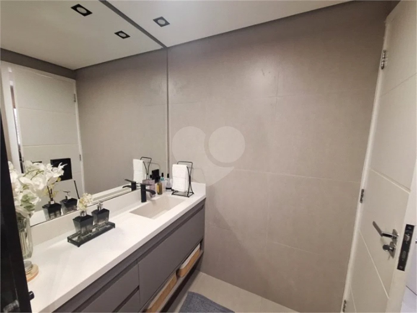 Apartamento totalmente mobiliado com 2 dormitórios, 1 vaga