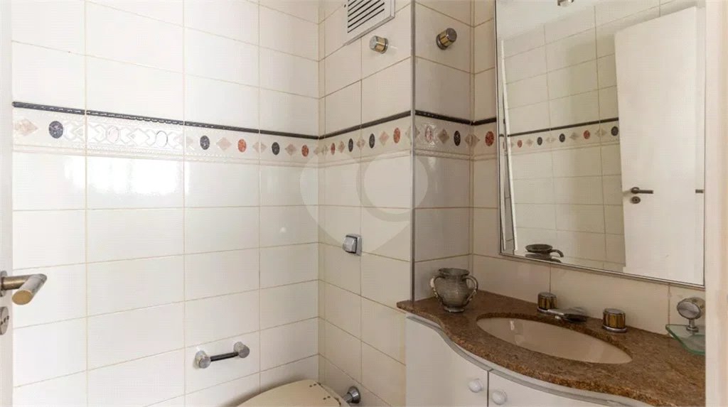 Este elegante apartamento em Higienópolis oferece 224m² de área muito bem distribuída, perfeito para quem valoriza conforto