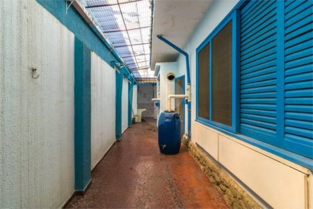 Casa à venda em Moema de 280m² com 4 dormitórios, sendo 1 suíte e 2 vagas de garagem.