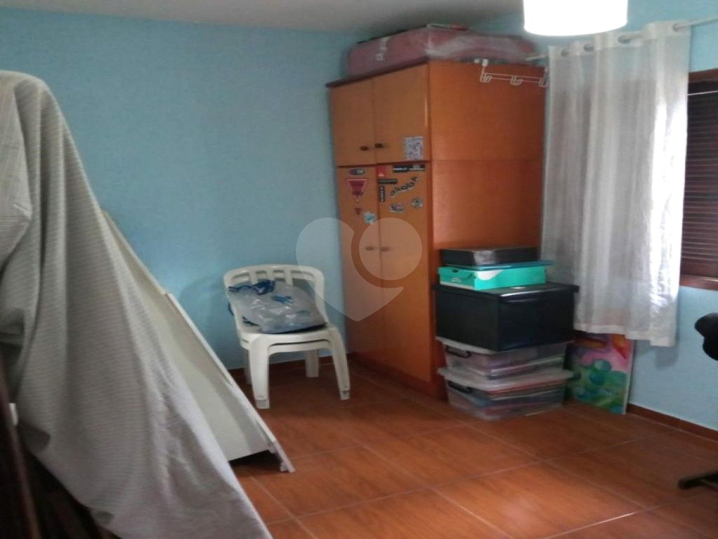 Ótimo sobrado, com amplo espaço interno (127m2), possuindo 03 dormitórios (01 suíte),