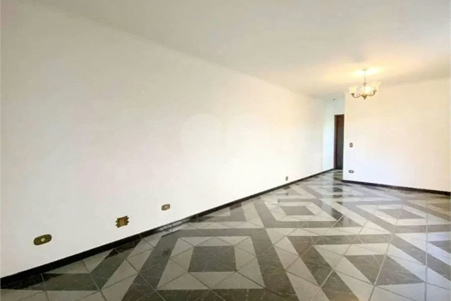 Oportunidade à venda na Vila Ipojuca: Sobrado Espaçoso com 200m²de área construída e 250m2 de terreno - 4 Dormitórios e 5 Vagas de garagem.