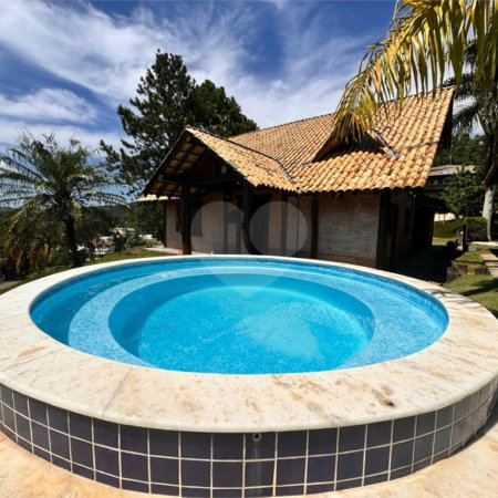 Casa "pé na água" à venda em condomínio fechado – Bragança Paulista/SP Com 305m² de Á/C e 1.305m² ÁT