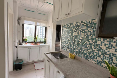 Apartamento de 130 m² com três dormitórios, sendo uma suíte, com armários embutidos, dependências de empregado e lavabo
