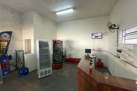 Casa térrea e salão comercial a venda no Jardim Bandeirantes.