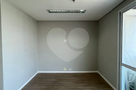 Conjunto comercial com 60m² , 1 banheiro , 2 vagas de garagem , à venda na Vila Leopoldina.