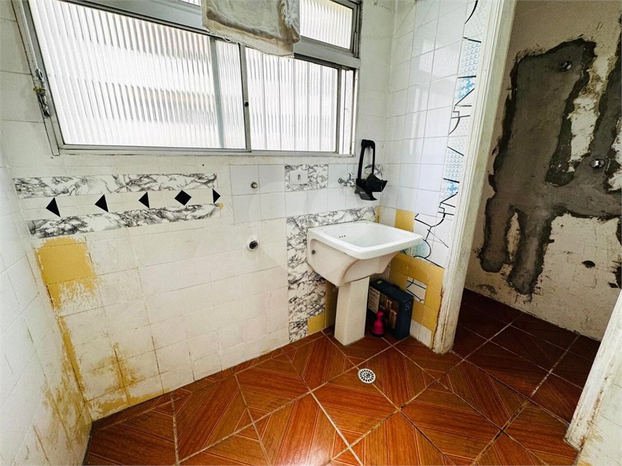 Vende-se Apartamento de 2 Quartos com Sacada na Vila Mascote