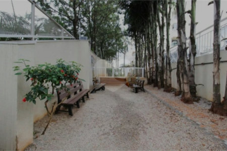 Apartamento com dois dormitórios sendo um climatizado, com duas vagas de garagem.