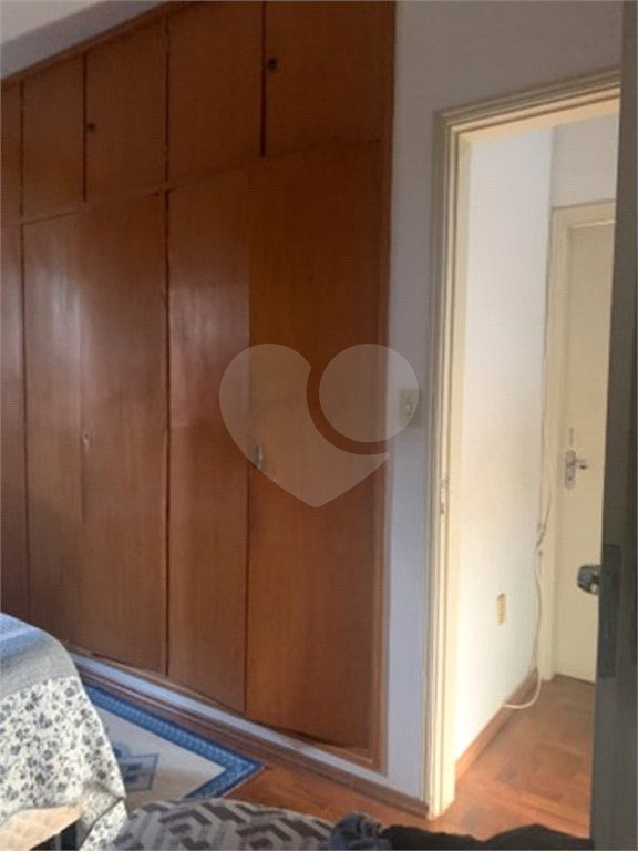 Casa térrea com 3 dormitórios, sendo 1 suíte .