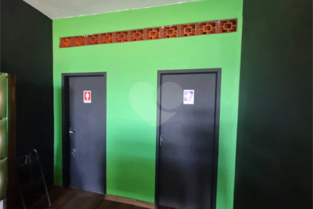 Sobrado 3 quartos e área comercial em baixo.