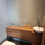 Apartamento totalmente decorado em Moema com 70 m2 , 2 quartos, 2 suítes e 2 vagas, ambientes com ar condicionado.