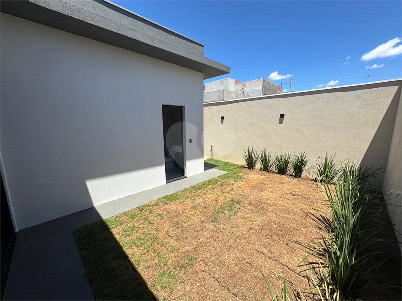 Linda casa a venda no condomínio Villeneuve