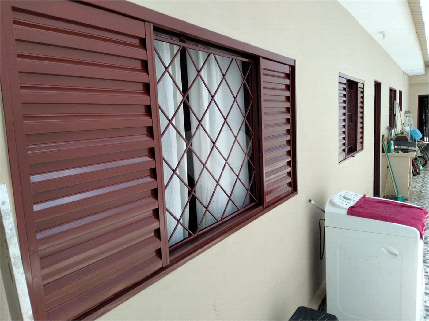 Casa térrea com 2 dormitórios, sendo 1 suíte.