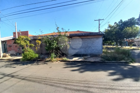 Casa térrea com 2 dormitórios.