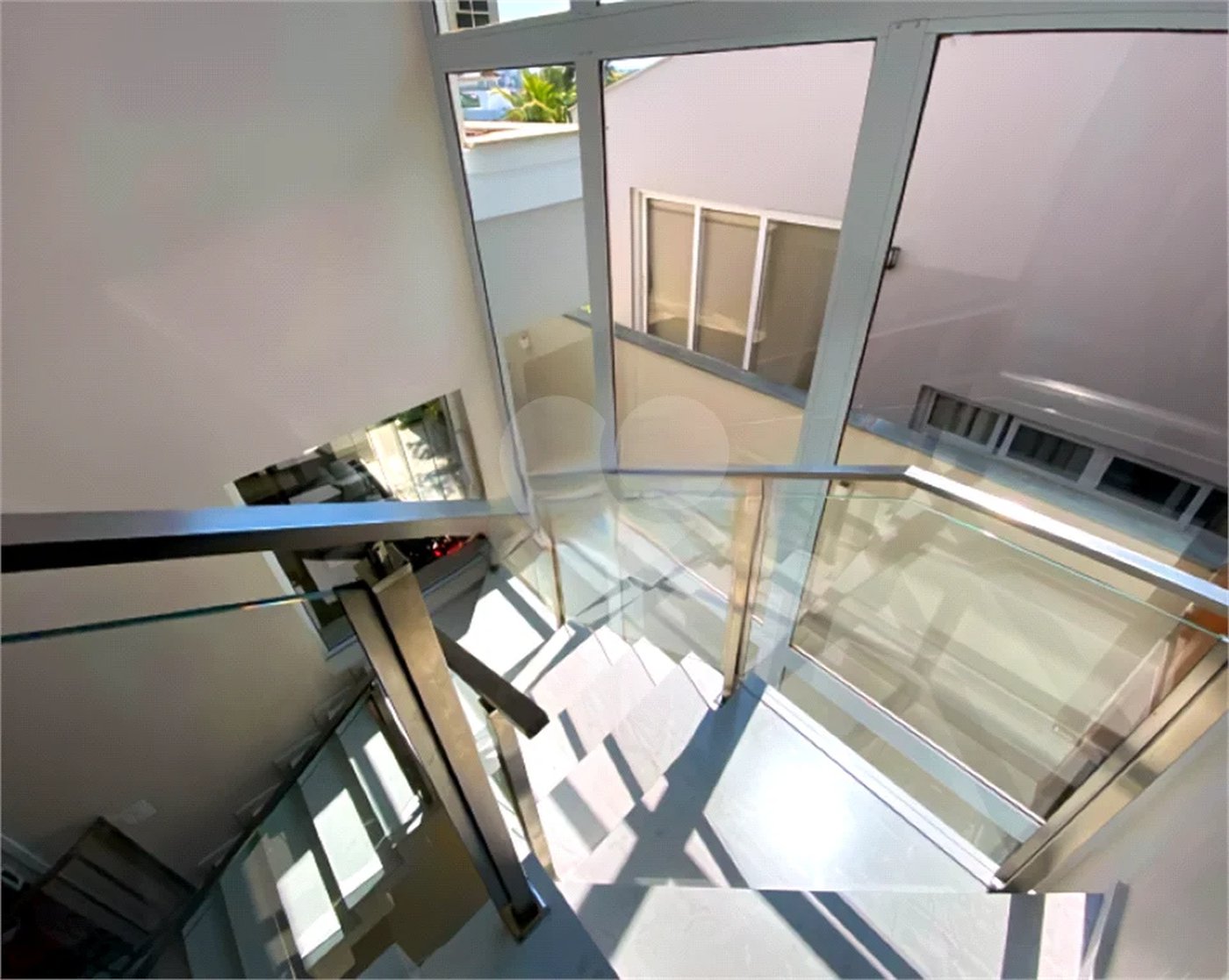 Casa de Alto Padrão em Condomínio com 4 suítes.
