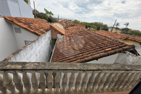 Casa térrea à venda no Douradinho com 2 quartos e edícula com mais dois quartos e 2 banheiros.