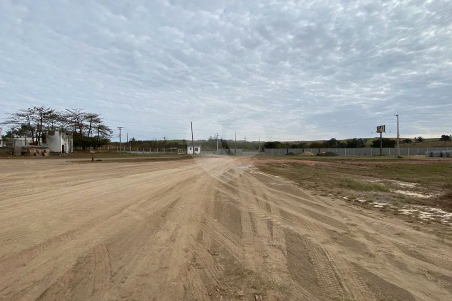 Galpão industrial à venda ou para locação na beira da Rodovia Hermínio Petrin - SP 308.