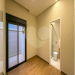 Indaiatuba - Condominio Sapezal - R$ 2.400.000,00 - Área Total 360,00 m² - Área Construída 213,32 m² - TÉRREA - 03 suítes sendo a master com closet; - Escritório; Lavabo; Cozinha com cooktop e planejados; Gourmet com churrasqueira; Ambientes preparados para ar condicionado; Piscina com cascata,